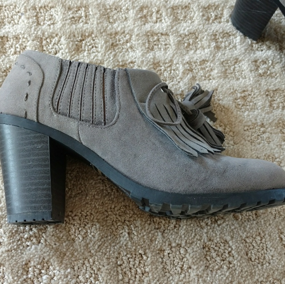 Light Gray Tasseled Shoes - Picture 4 of 7